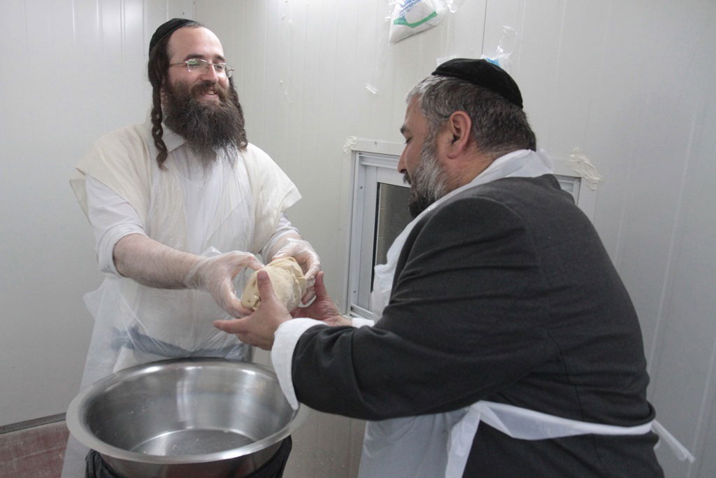 תיעוד: משה אבוטבול אופה מצות
