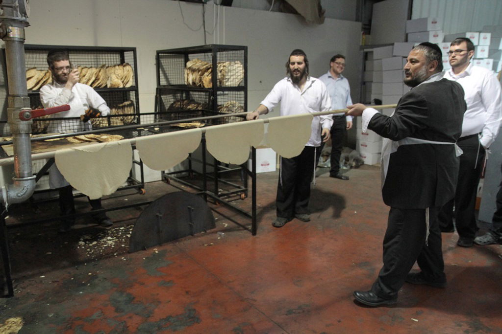 תיעוד: משה אבוטבול אופה מצות