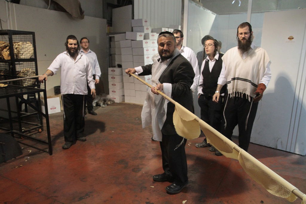 תיעוד: משה אבוטבול אופה מצות