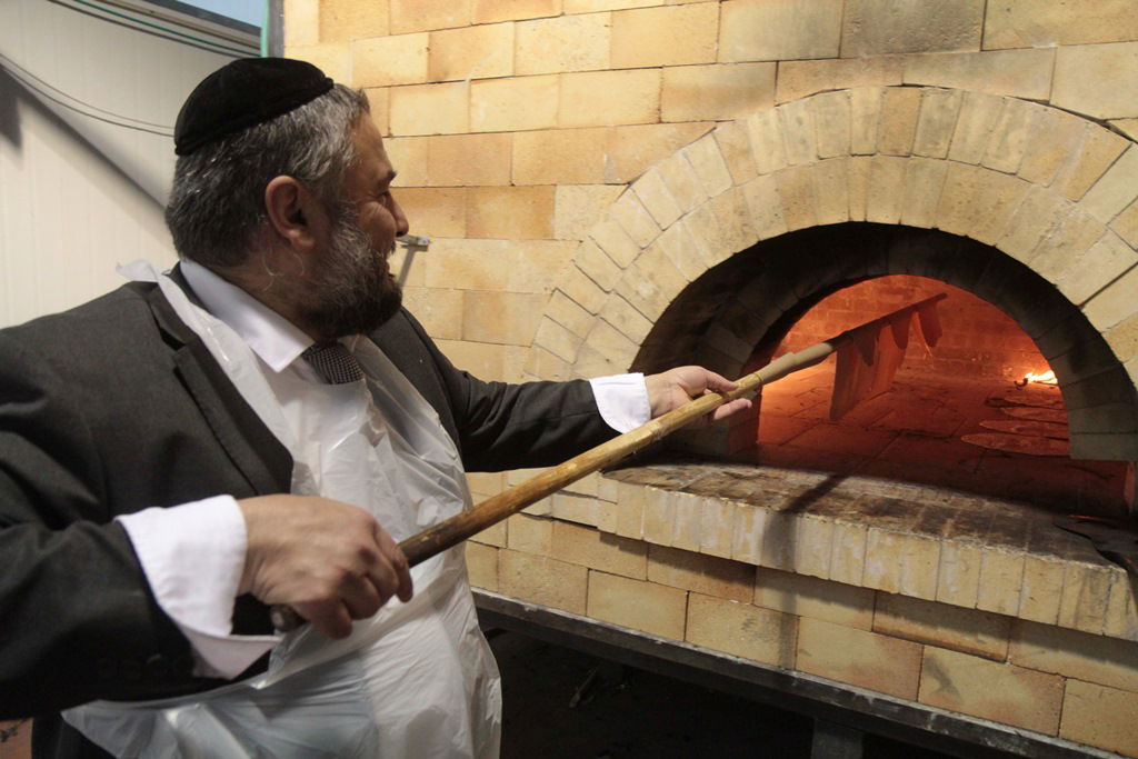 תיעוד: משה אבוטבול אופה מצות