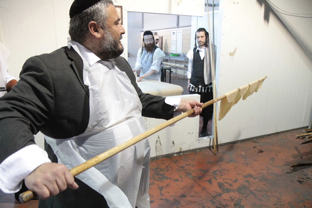 תיעוד: משה אבוטבול אופה מצות