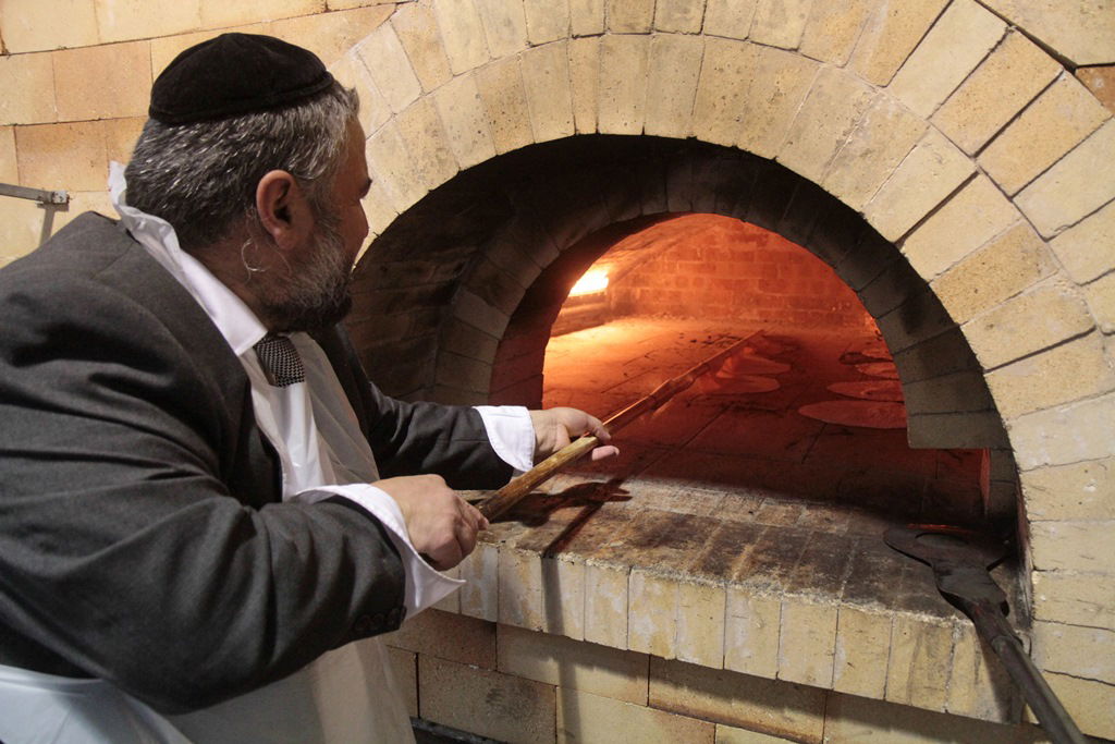 תיעוד: משה אבוטבול אופה מצות