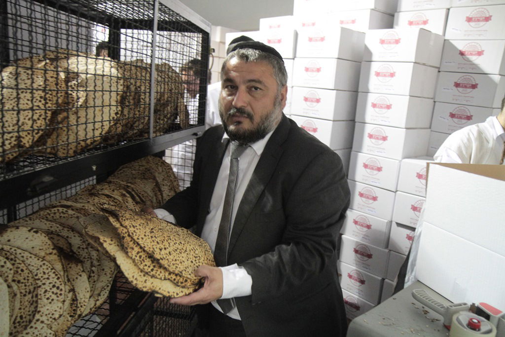 תיעוד: משה אבוטבול אופה מצות