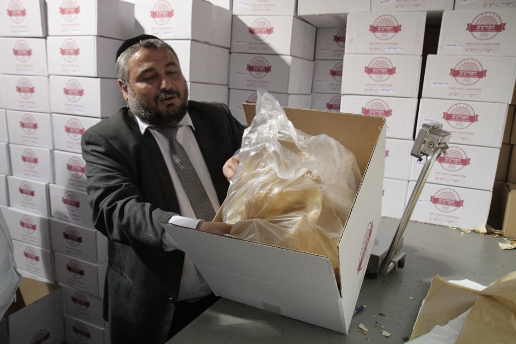 תיעוד: משה אבוטבול אופה מצות