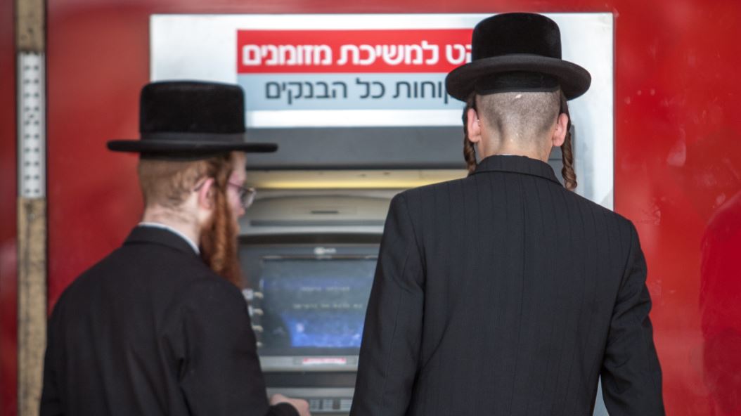 חרדים בכספומט. אילוסטרציה