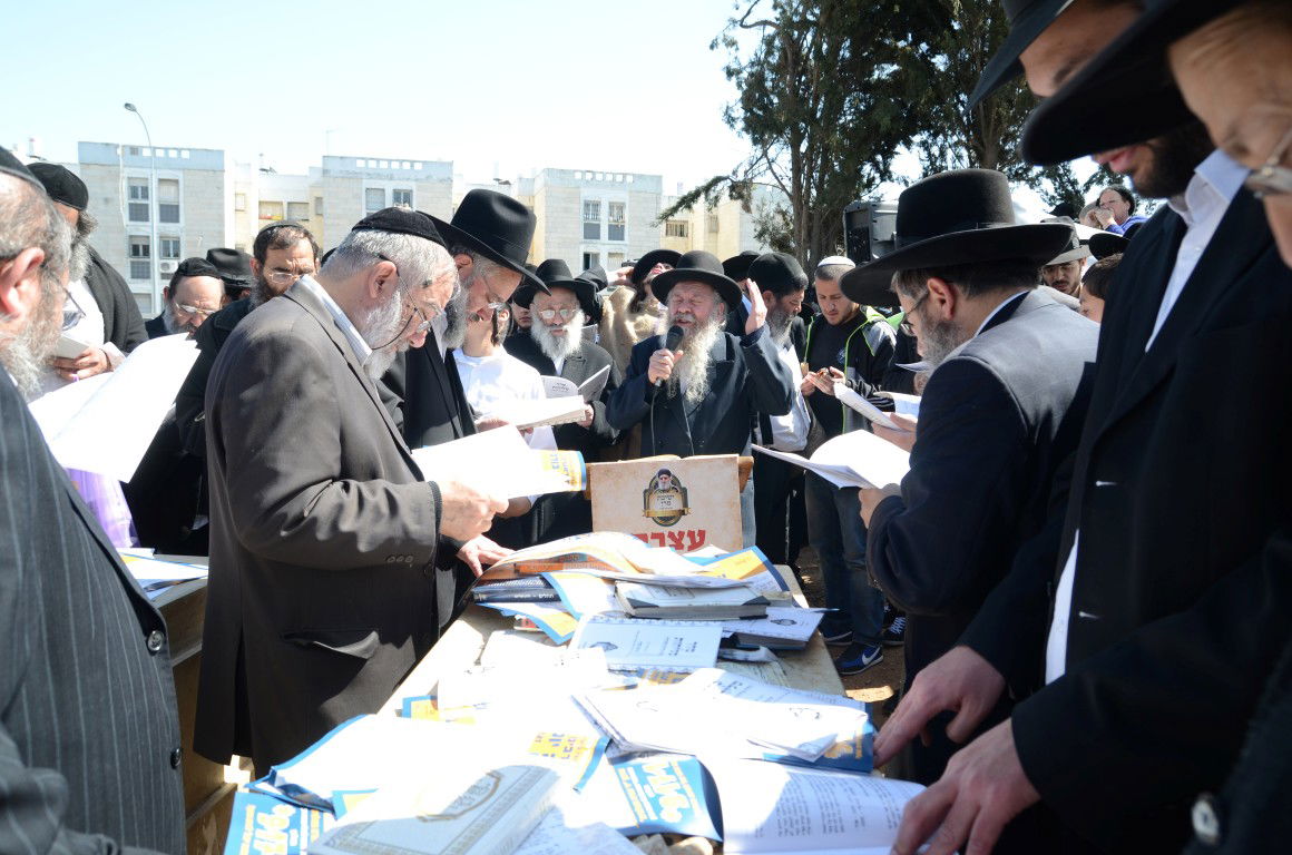 תיעוד: הרב בצרי בכה על קבר מרן הרב עובדיה יוסף