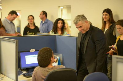 יאיר לפיד ועובדת חרדית