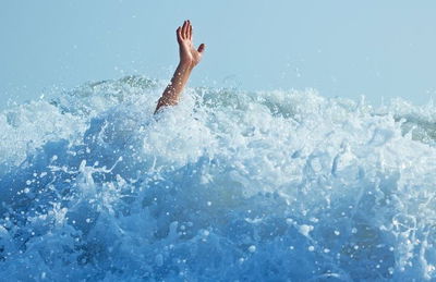 הילד החרדי שטבע בבריכה בקיסריה שב להכרה