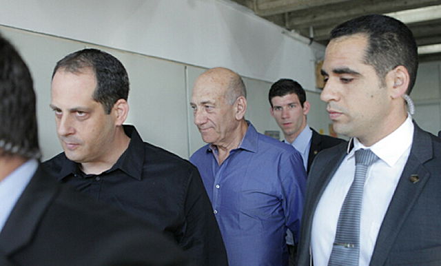 אולמרט מגיע לבית המשפט, הבוקר