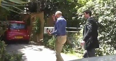 צפו: אהוד אולמרט חוזר לביתו לאחר ההרשעה