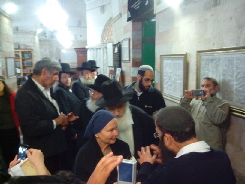 הרב אורי זוהר במערת המכפלה • תיעוד