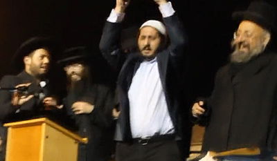 במהלך ההפגנה נגד הגיוס: מעמד ניתוץ "אייפד"