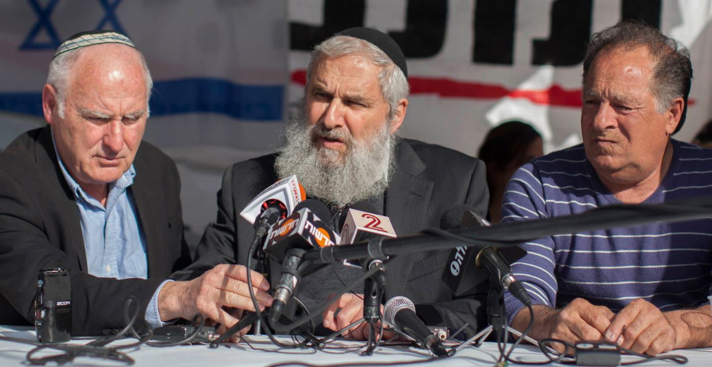 אביה של רות פוגל ז"ל, יהודה בן ישי, במסע"ת מחוץ לבית רה"מ