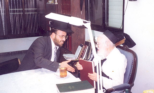 כותב השורות עם מרן הרב שך זצ"ל