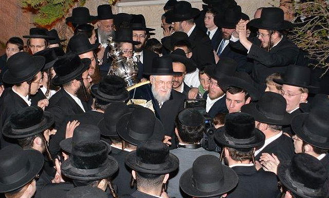 תיעוד: הרב ישראל מאיר לאו הכניס ספר תורה