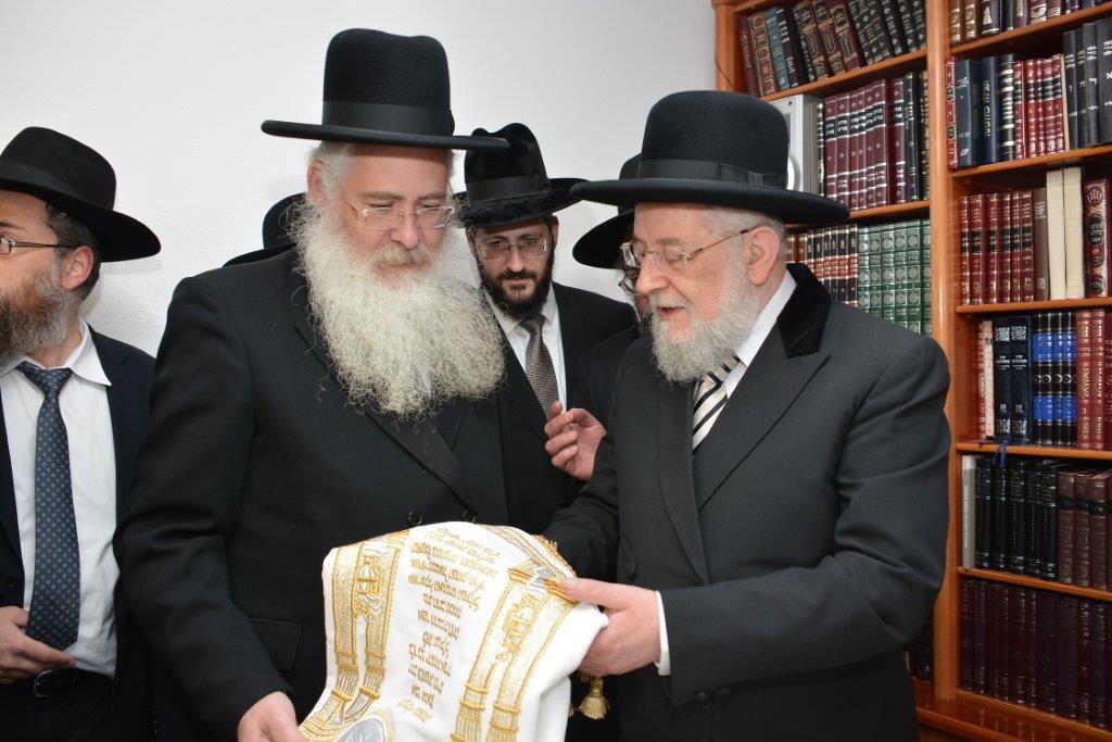 תיעוד: הרב ישראל מאיר לאו הכניס ספר תורה