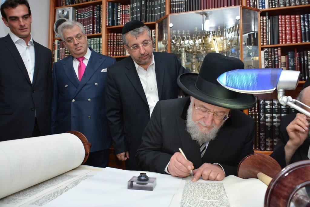 תיעוד: הרב ישראל מאיר לאו הכניס ספר תורה