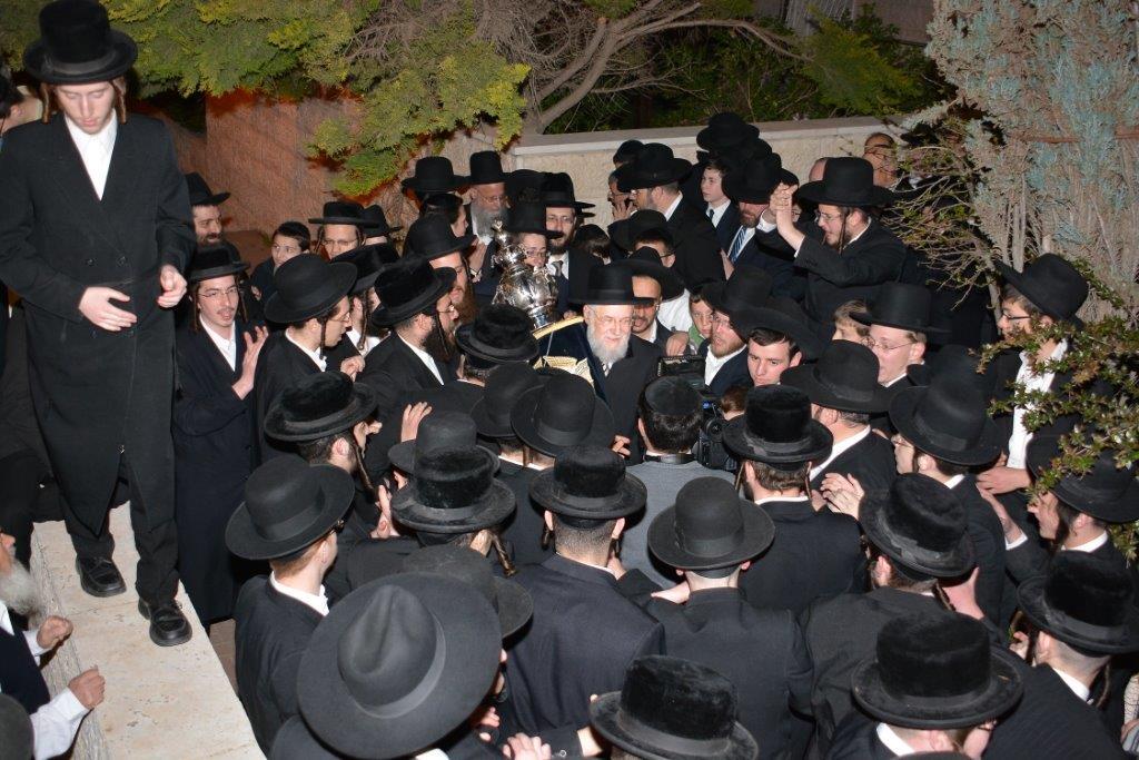 תיעוד: הרב ישראל מאיר לאו הכניס ספר תורה