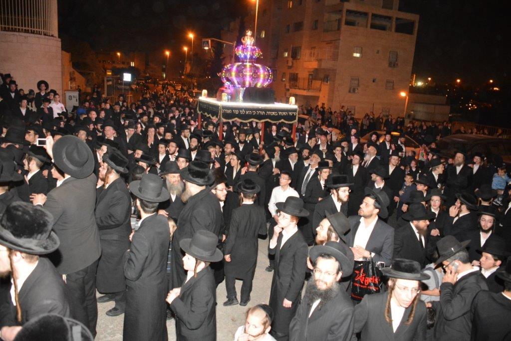 תיעוד: הרב ישראל מאיר לאו הכניס ספר תורה