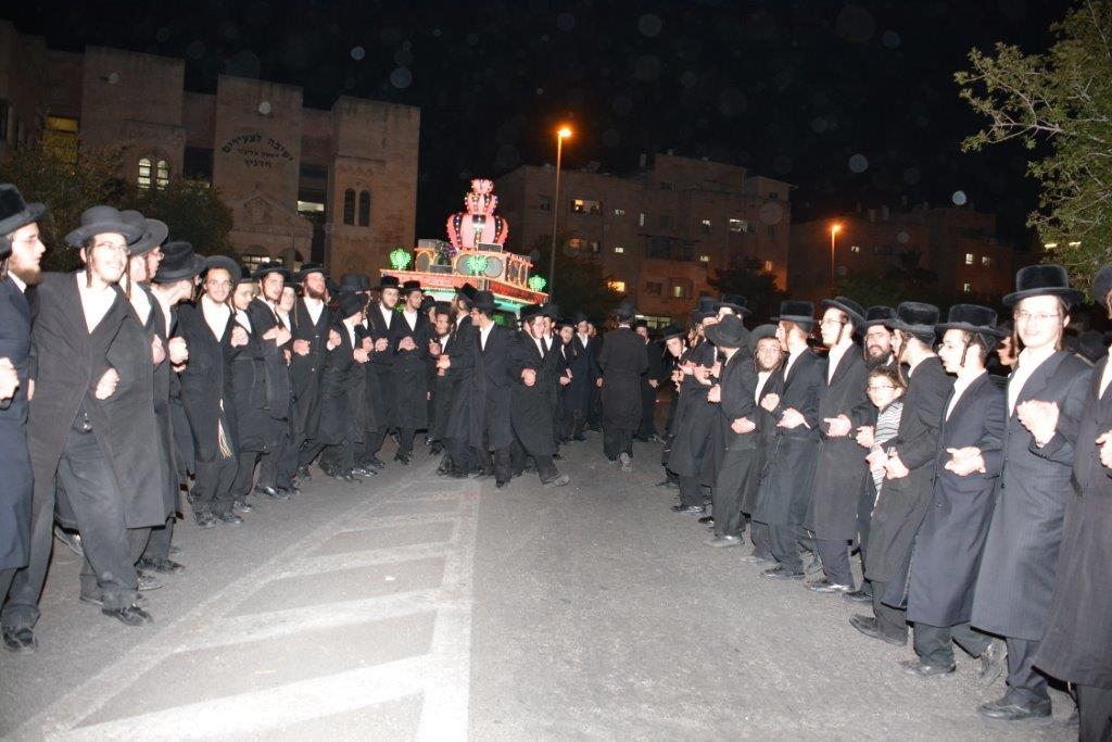 תיעוד: הרב ישראל מאיר לאו הכניס ספר תורה