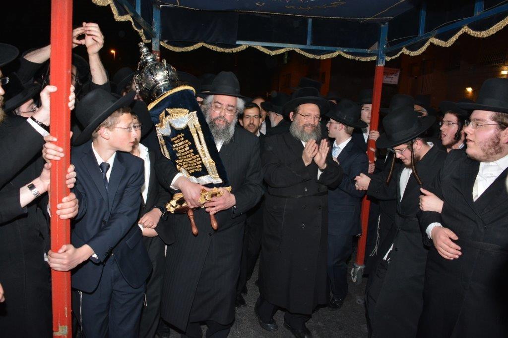 תיעוד: הרב ישראל מאיר לאו הכניס ספר תורה