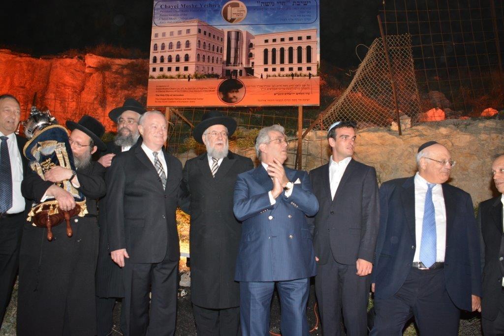 תיעוד: הרב ישראל מאיר לאו הכניס ספר תורה