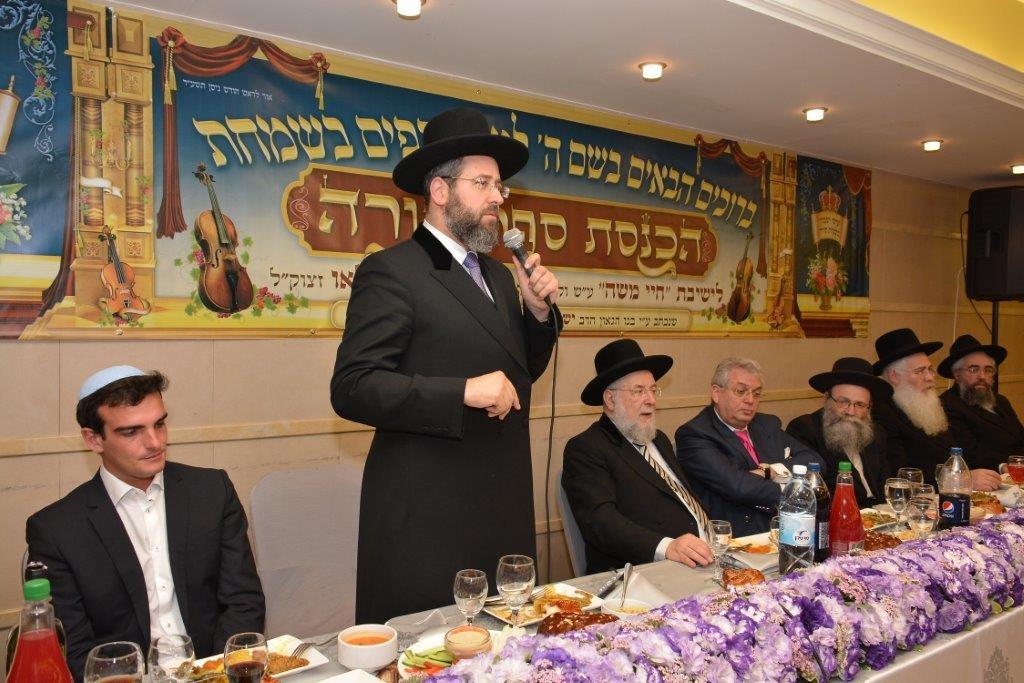 תיעוד: הרב ישראל מאיר לאו הכניס ספר תורה