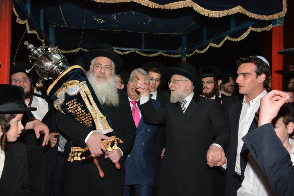 תיעוד: הרב ישראל מאיר לאו הכניס ספר תורה