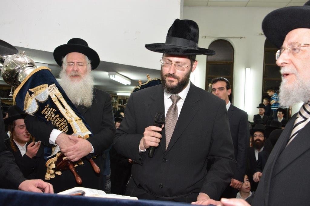 תיעוד: הרב ישראל מאיר לאו הכניס ספר תורה