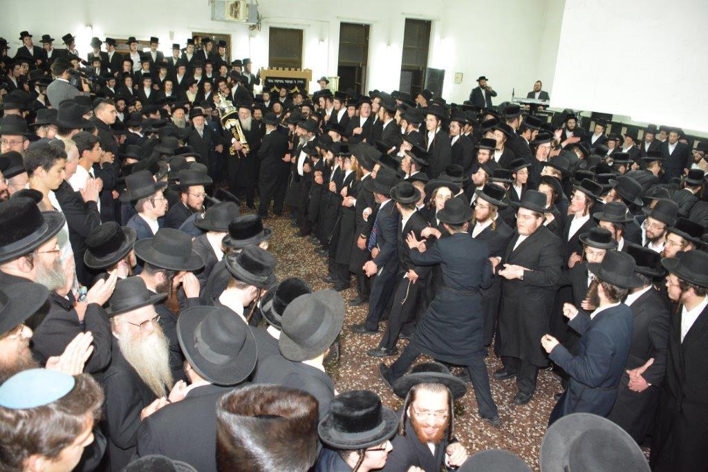 תיעוד: הרב ישראל מאיר לאו הכניס ספר תורה