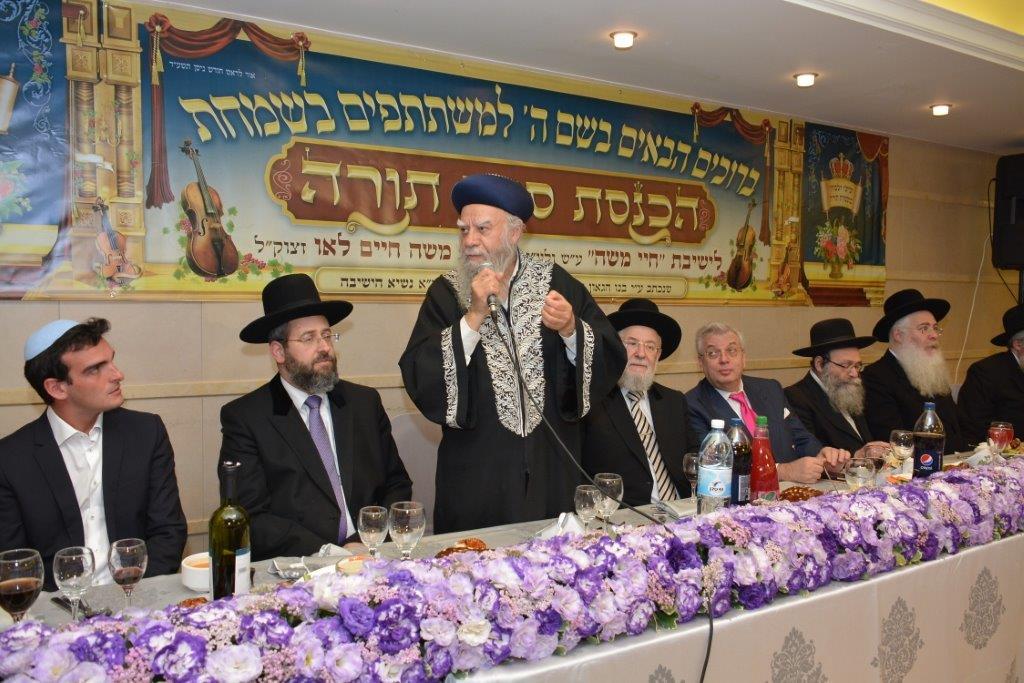 תיעוד: הרב ישראל מאיר לאו הכניס ספר תורה