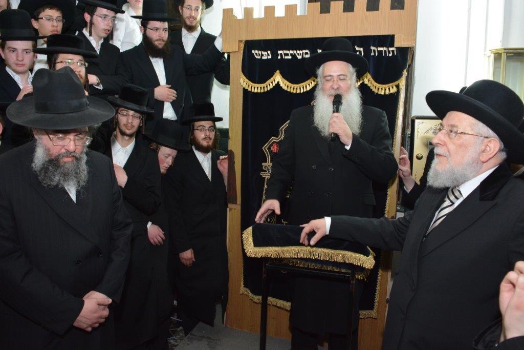 תיעוד: הרב ישראל מאיר לאו הכניס ספר תורה