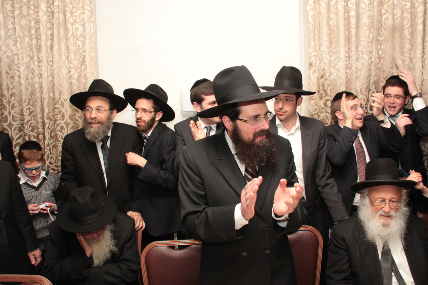 גלריה: ראש ישיבת מיר חיתן, אלפים השתתפו