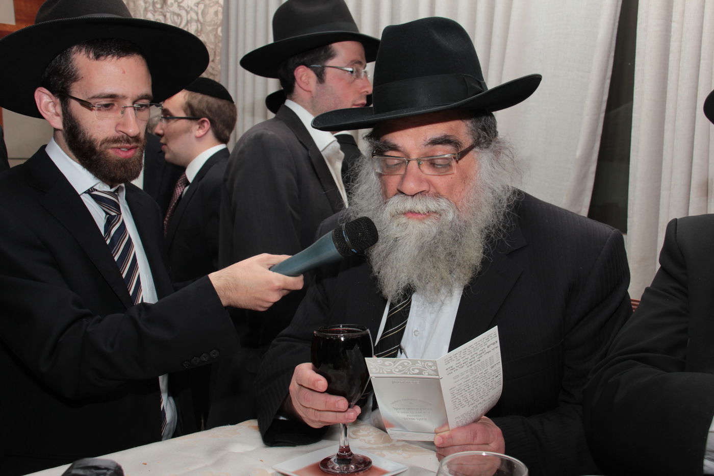 גלריה: ראש ישיבת מיר חיתן, אלפים השתתפו