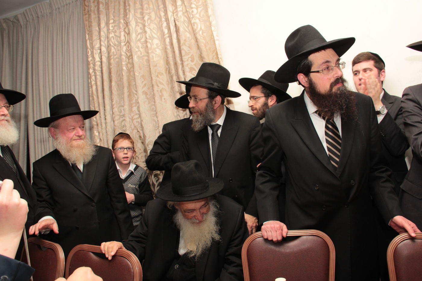 גלריה: ראש ישיבת מיר חיתן, אלפים השתתפו