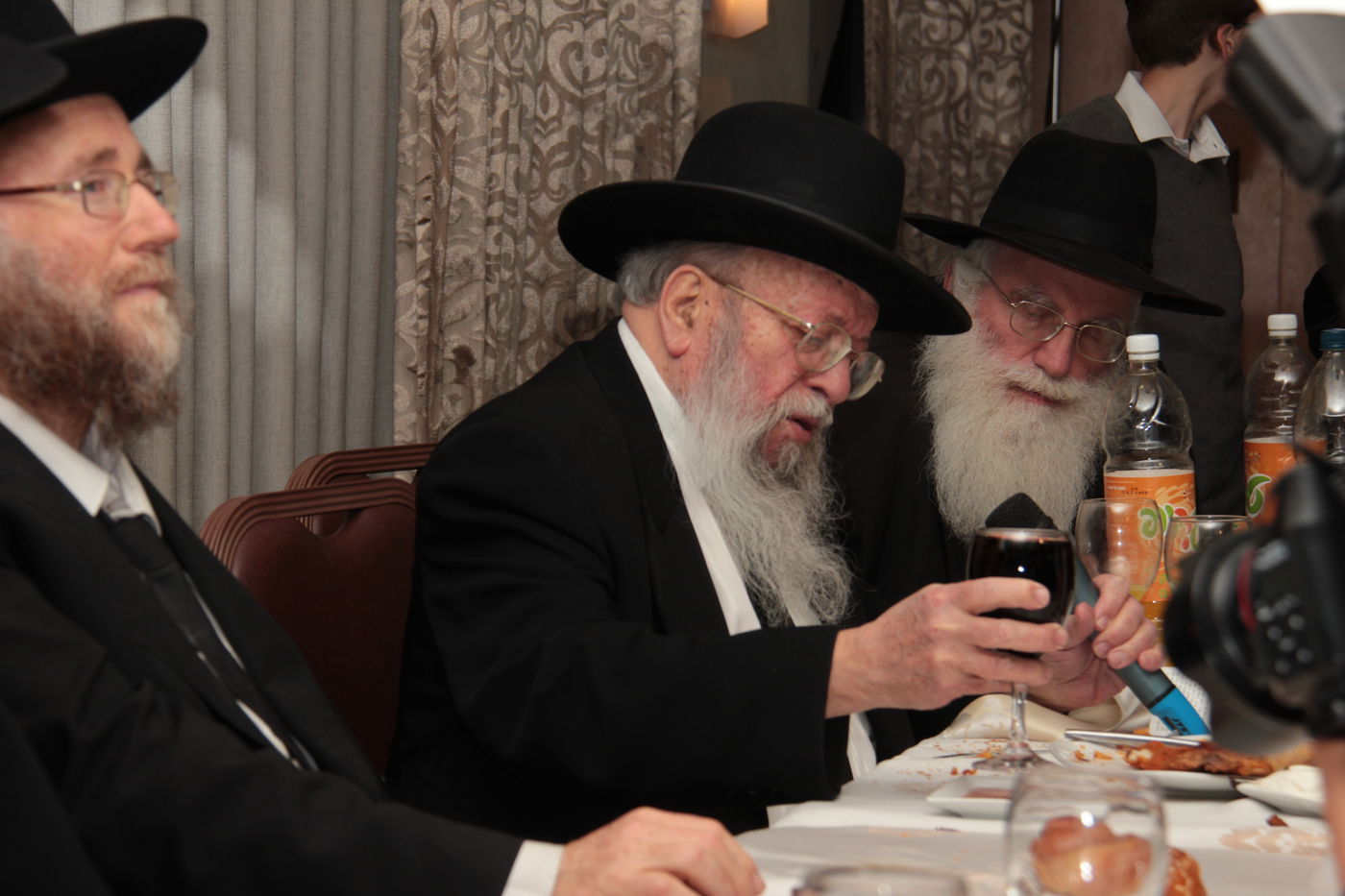 גלריה: ראש ישיבת מיר חיתן, אלפים השתתפו