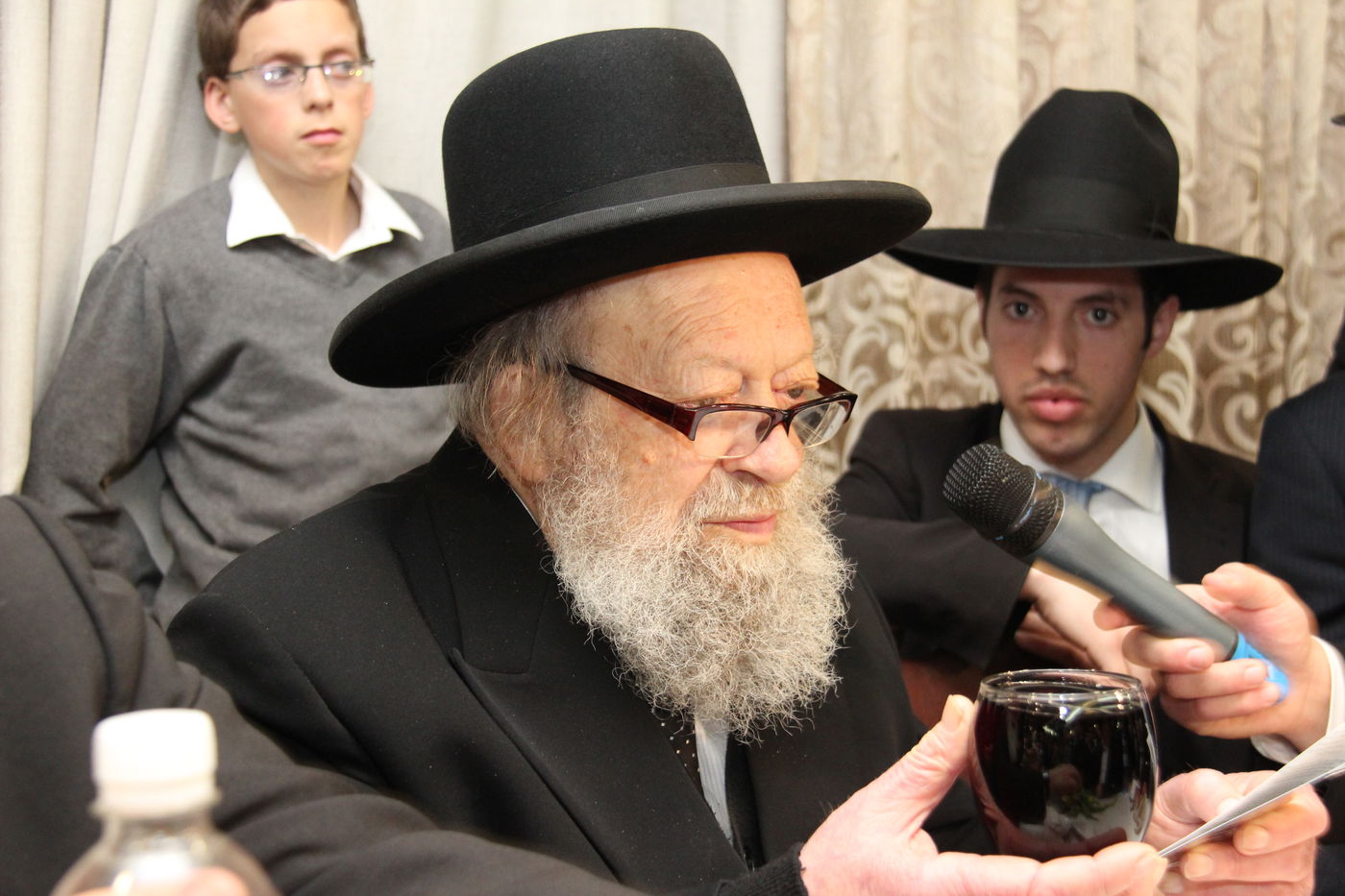 גלריה: ראש ישיבת מיר חיתן, אלפים השתתפו