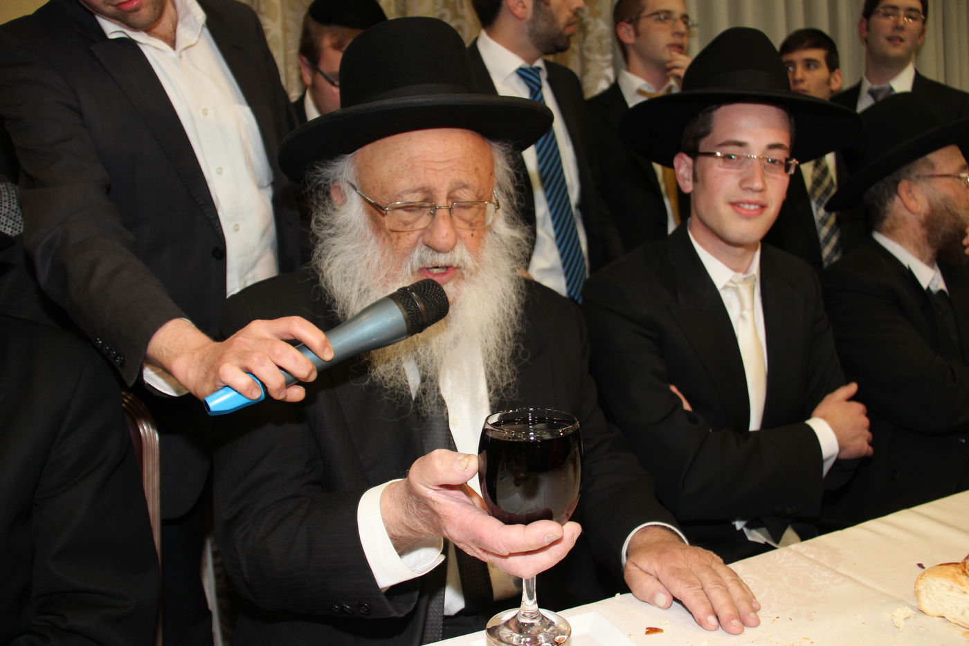 גלריה: ראש ישיבת מיר חיתן, אלפים השתתפו