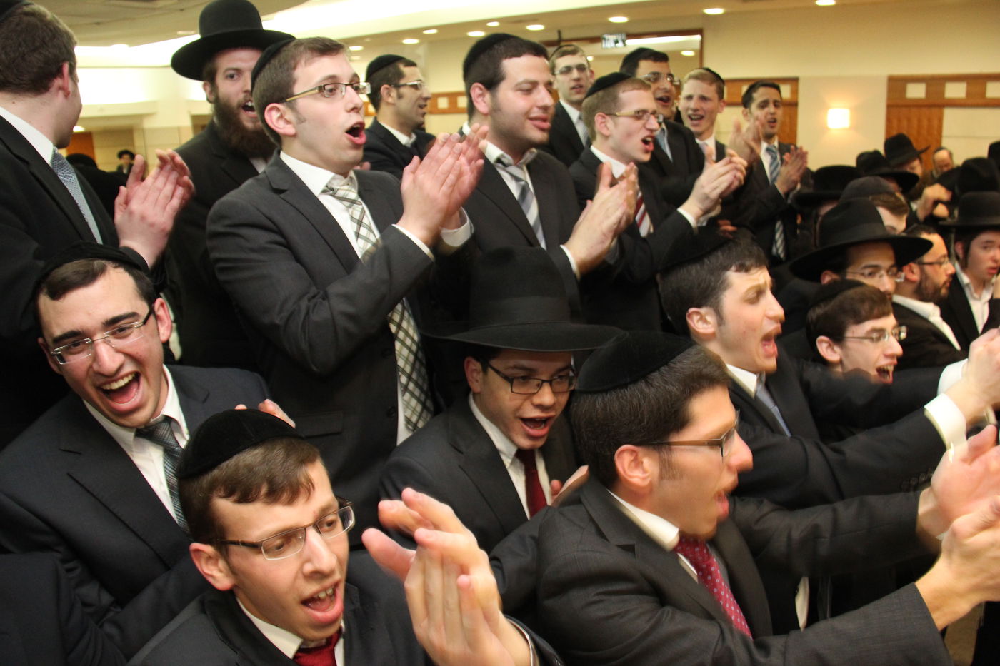 גלריה: ראש ישיבת מיר חיתן, אלפים השתתפו