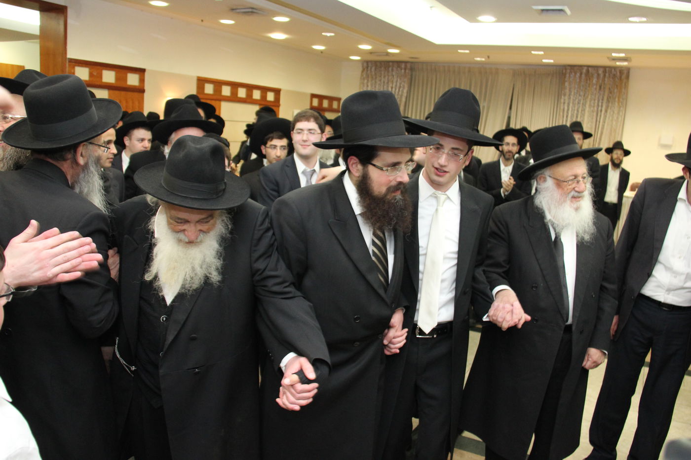 גלריה: ראש ישיבת מיר חיתן, אלפים השתתפו