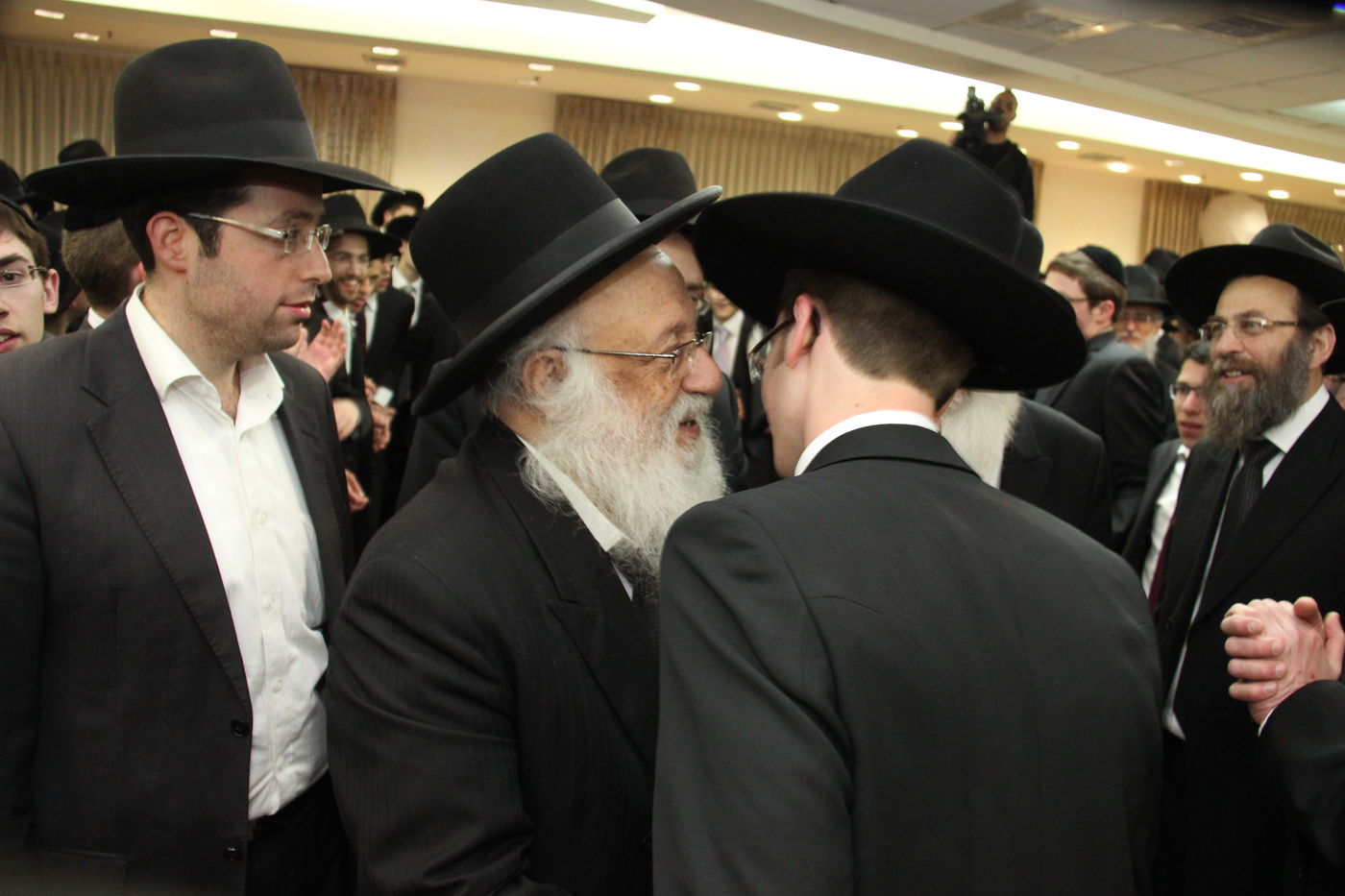 גלריה: ראש ישיבת מיר חיתן, אלפים השתתפו