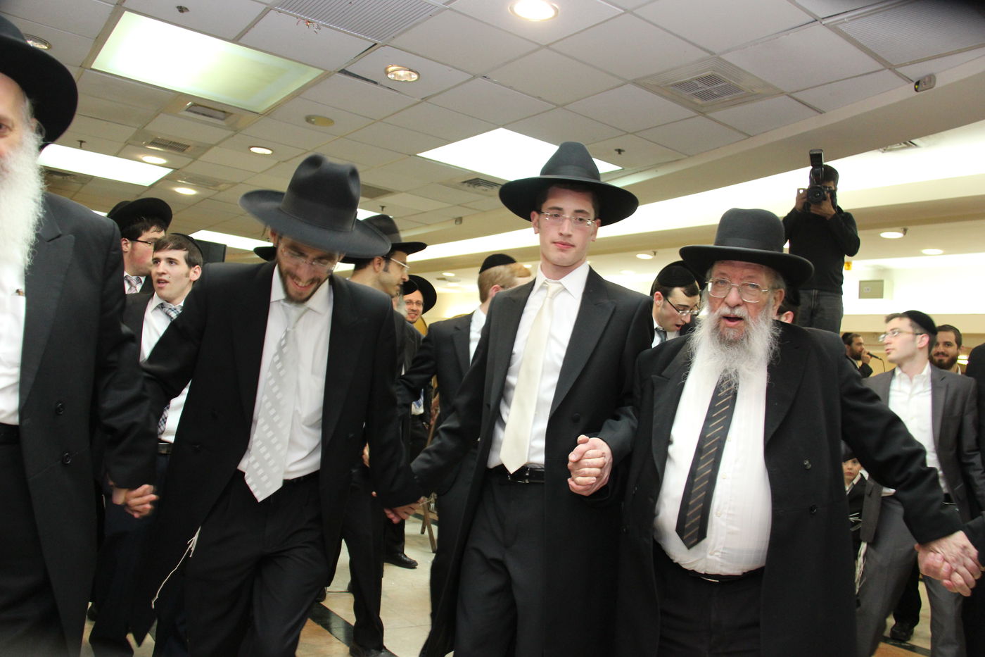 גלריה: ראש ישיבת מיר חיתן, אלפים השתתפו