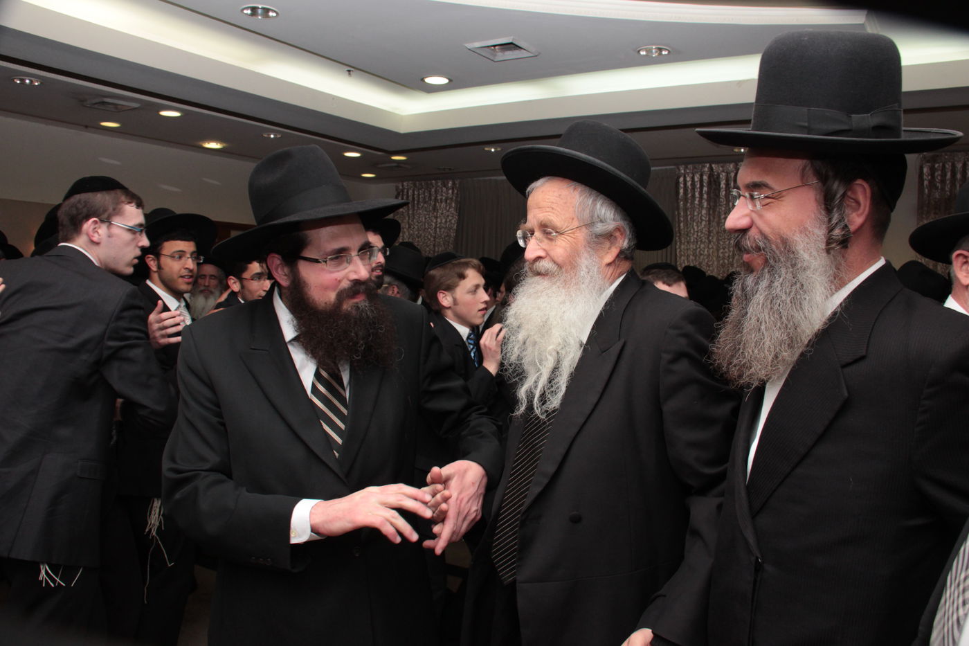 גלריה: ראש ישיבת מיר חיתן, אלפים השתתפו