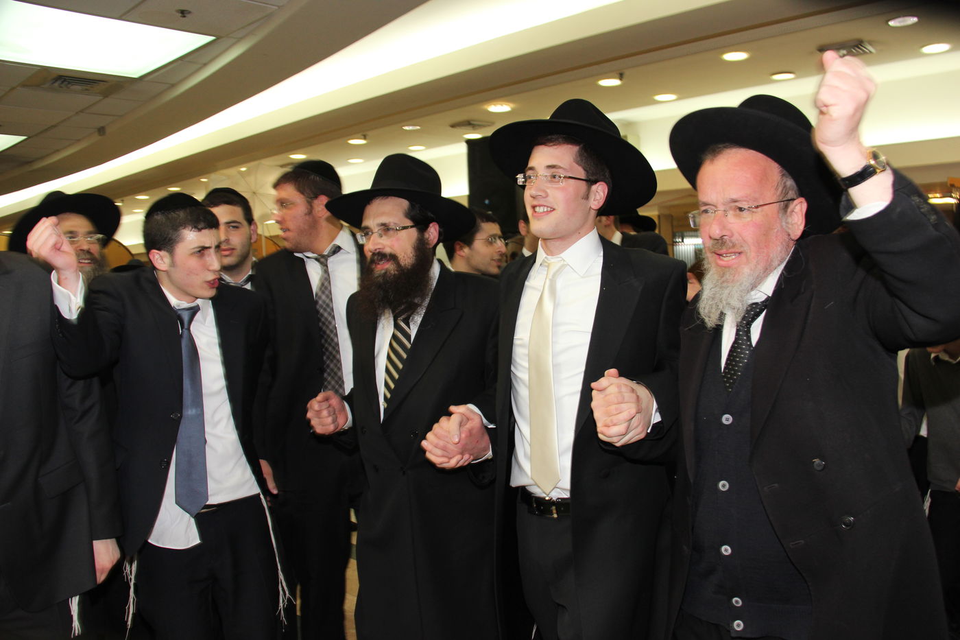 גלריה: ראש ישיבת מיר חיתן, אלפים השתתפו