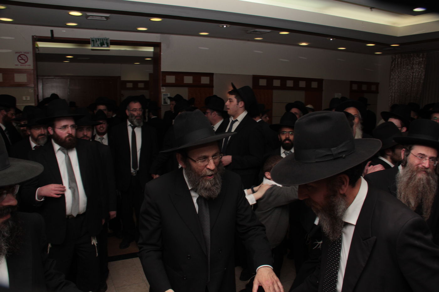 גלריה: ראש ישיבת מיר חיתן, אלפים השתתפו