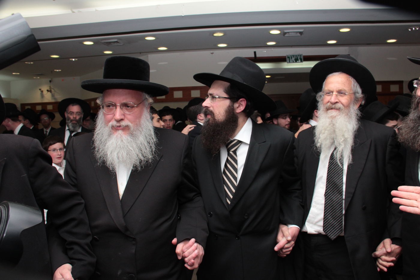 גלריה: ראש ישיבת מיר חיתן, אלפים השתתפו