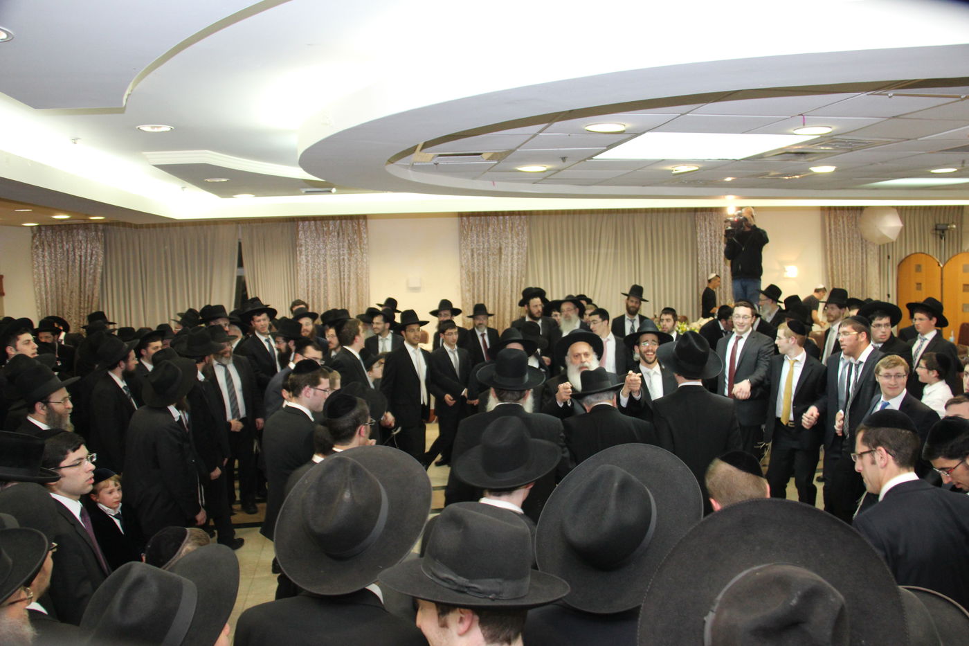 גלריה: ראש ישיבת מיר חיתן, אלפים השתתפו