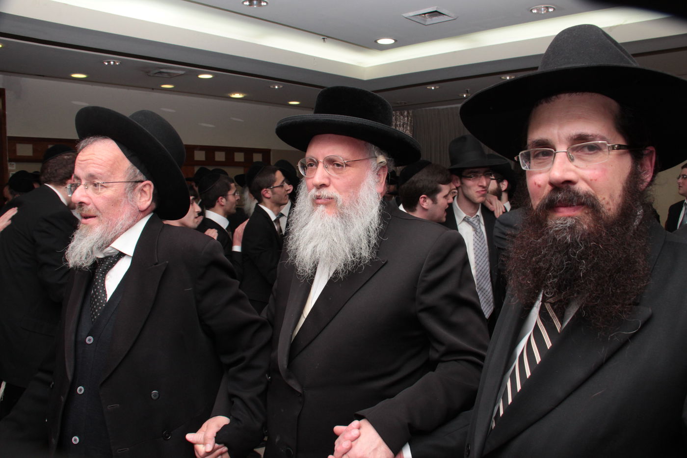 גלריה: ראש ישיבת מיר חיתן, אלפים השתתפו