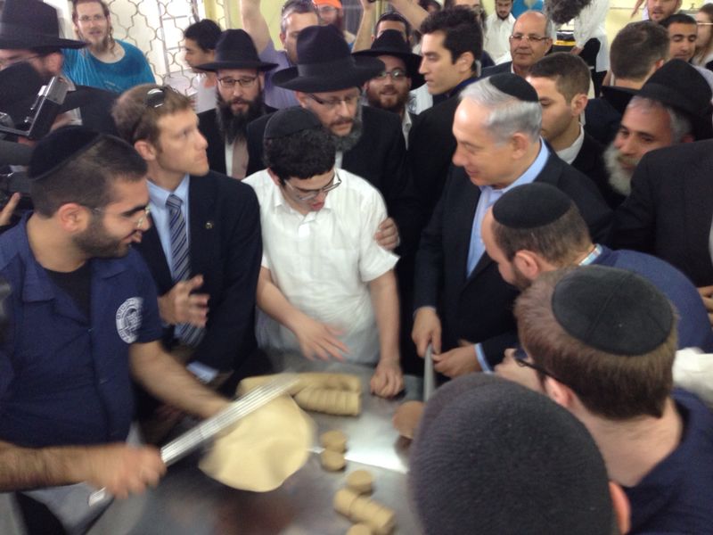 חב"ד מחבקת את נתניהו - אדריכל הסנקציות הפליליות