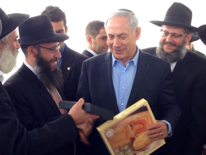 חב"ד מחבקת את נתניהו - אדריכל הסנקציות הפליליות